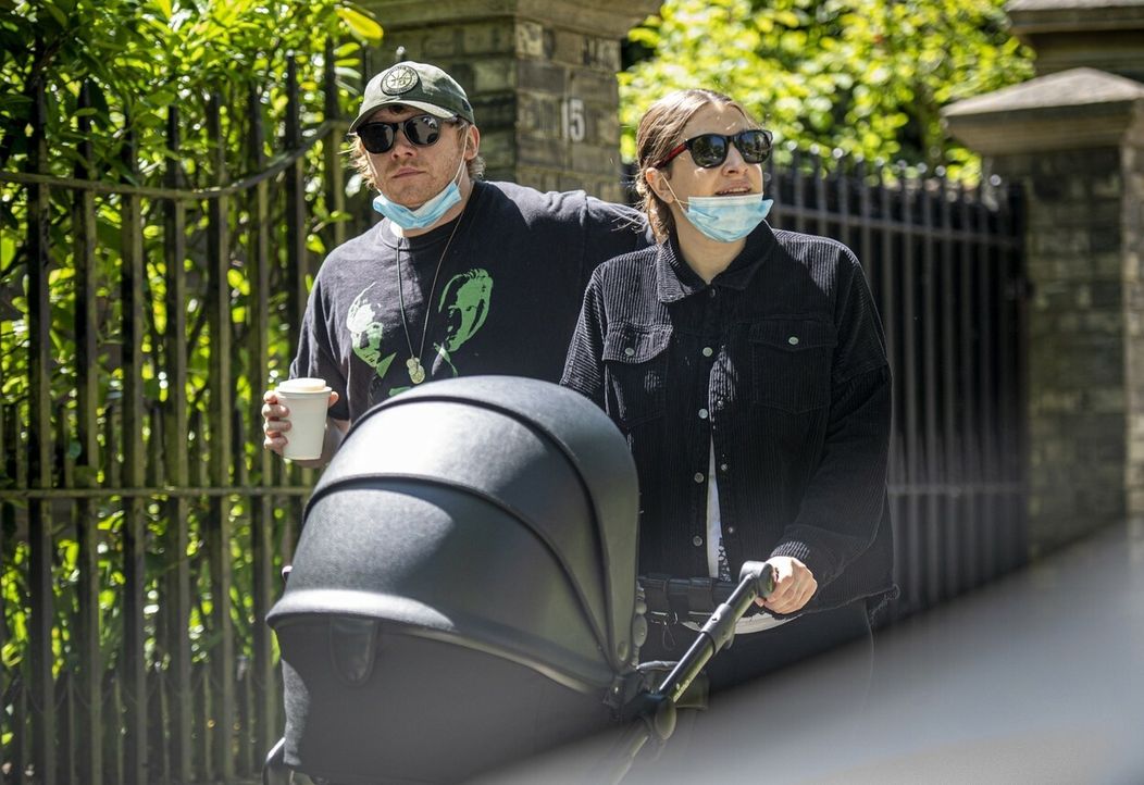 Rupert Grint s dcérkou v náručí (záber nebol rastrovaný redakciou, pozn. red.)