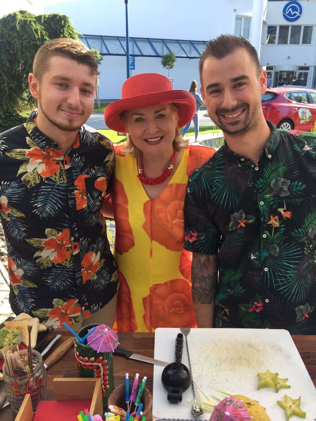 Ada Straková s barmanmi zo Spin Cocktail baru v Teleráne