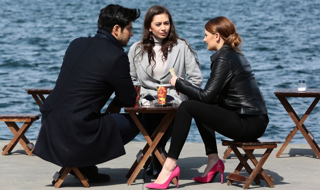 Gizem Karaca ako komisárka Mercan v Nekonečnej láske
