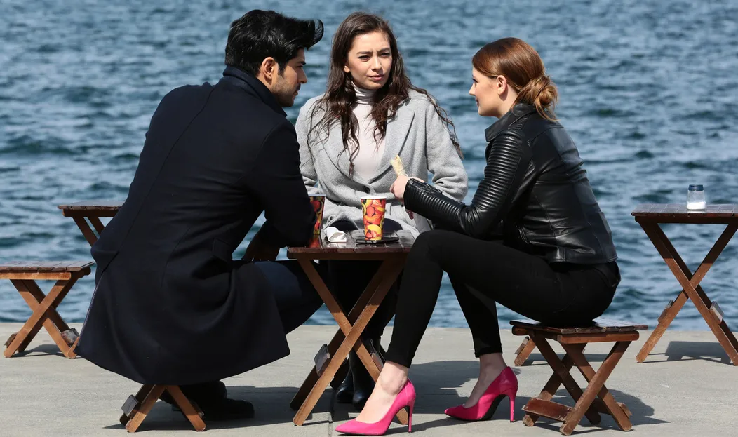 Gizem Karaca ako komisárka Mercan v Nekonečnej láske