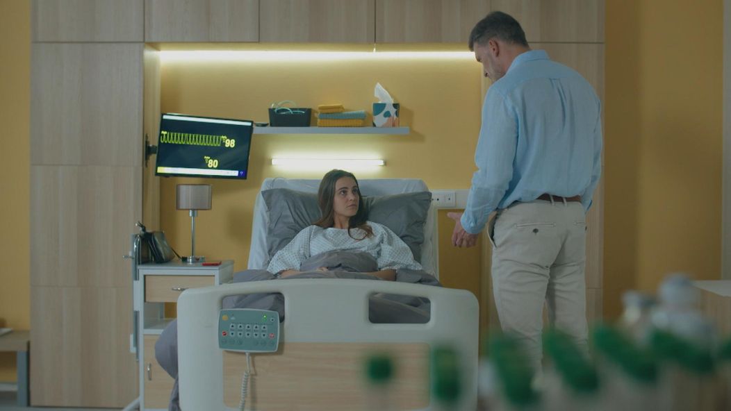 Andrej (Ján Koleník) zistil, že skleróza multiplex Júliinho (Sarah Arató) brata sa nezhoršuje.