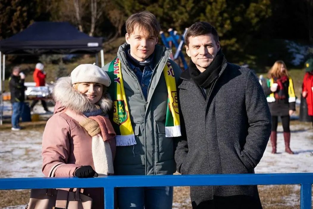 Jakub Švec ako Mišo s rodičmi v seriáli Svätý Max