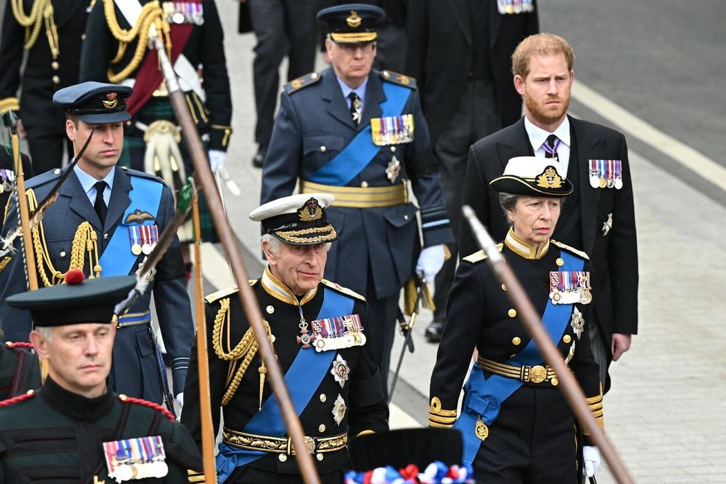 William a Harry sa lúčia s babičkou
