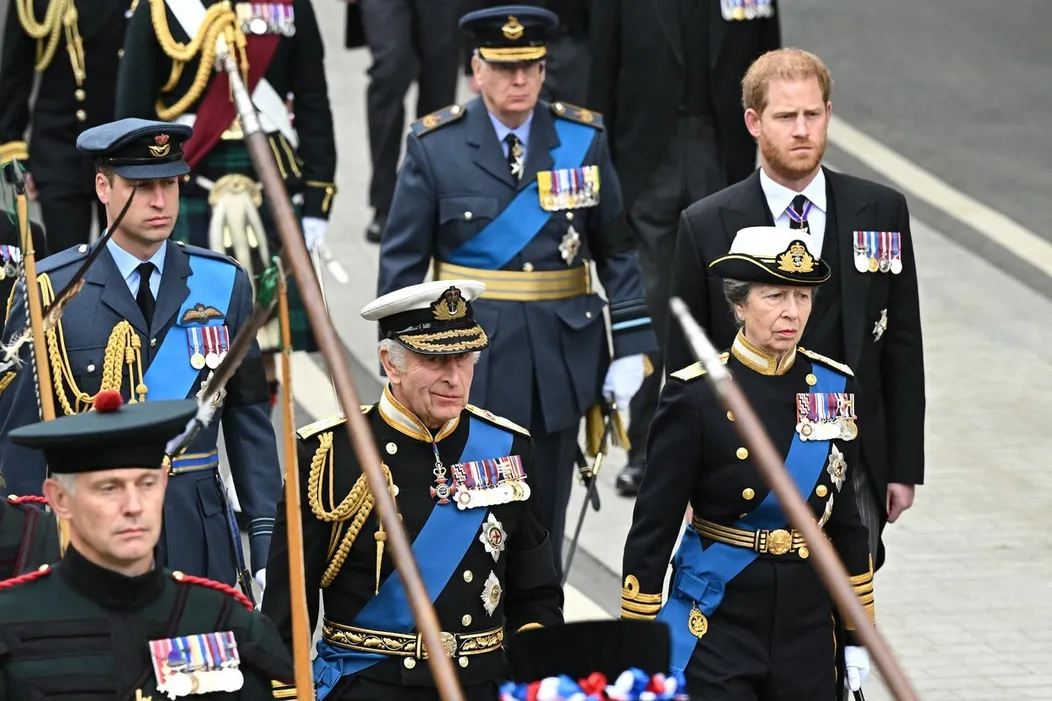 William a Harry sa lúčia s babičkou
