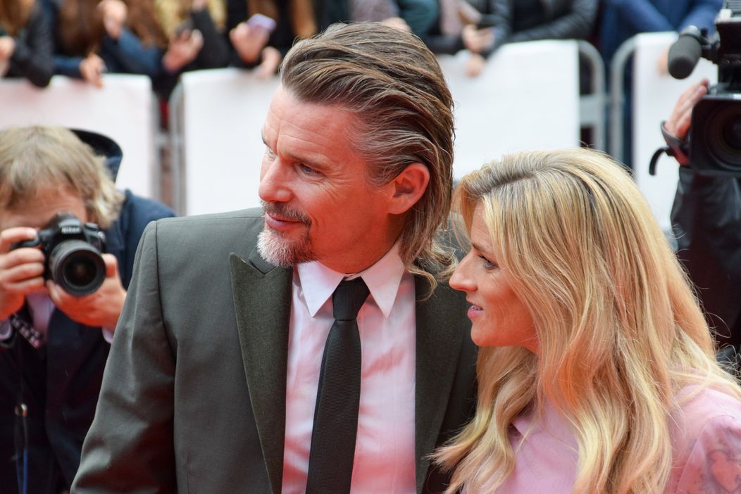 Ethan Hawke s manželkou na záverečnom ceremoniáli 55. ročníka MFF KV