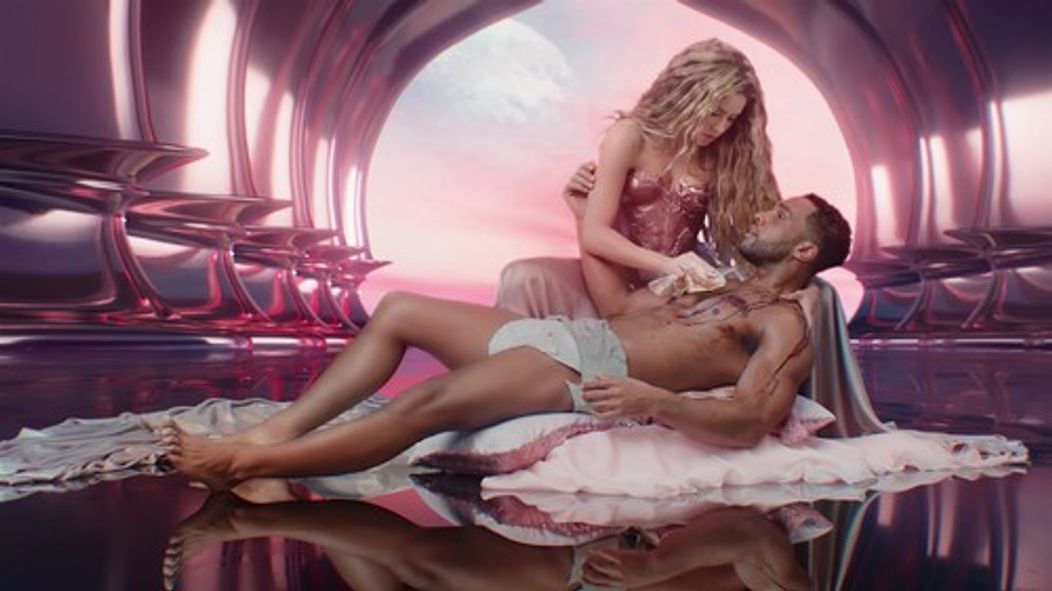 Shakira randí s britským hercom Lucienom Laviscountom