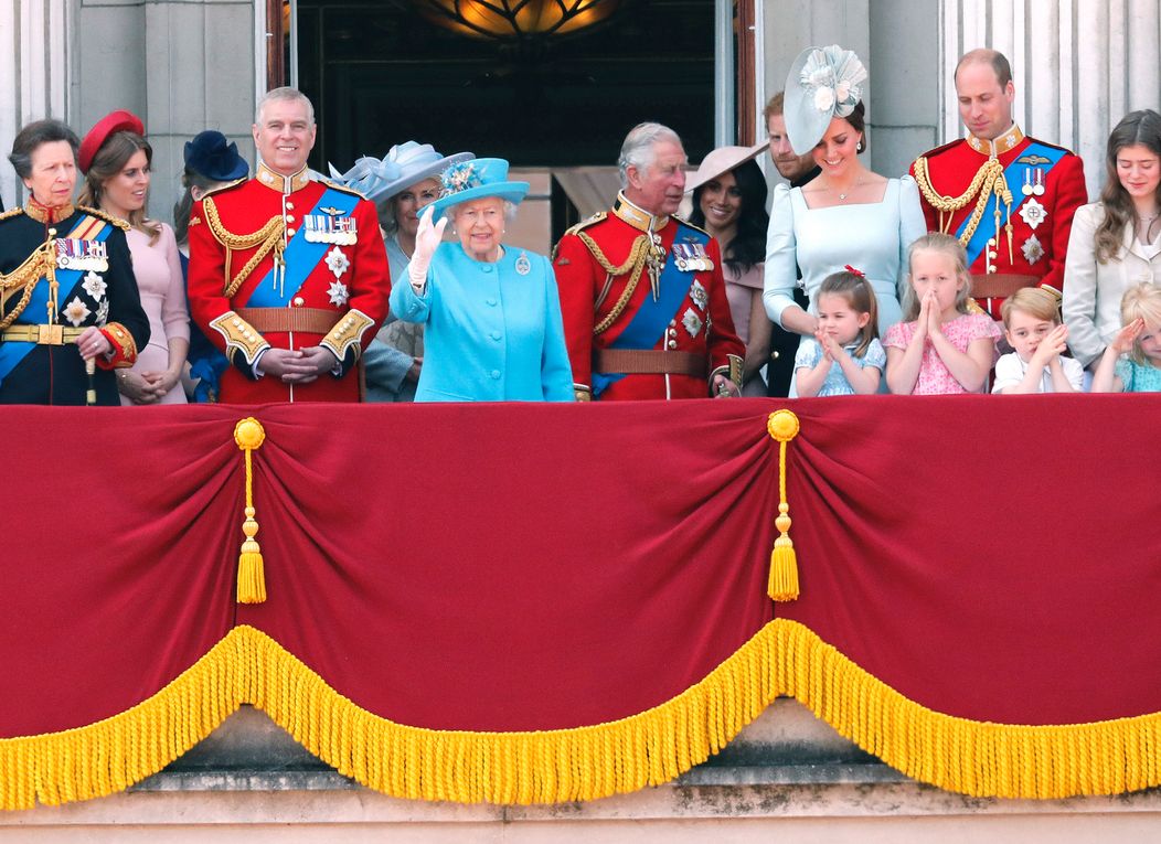Britská kráľovská rodina na balkóne Buckinghamského paláca počas preletu kráľovskej letky