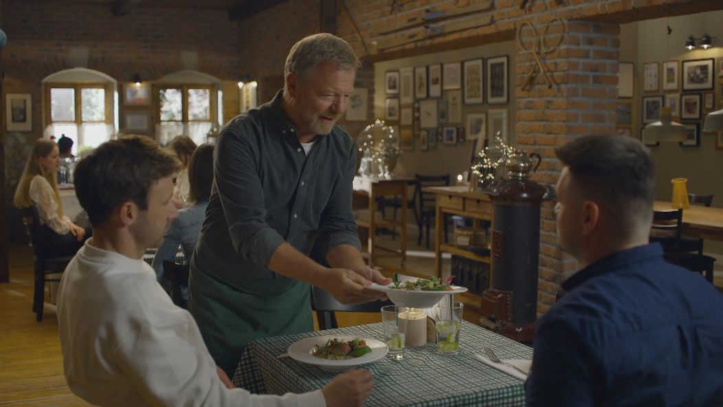 Moderátor Vlado Varecha v seriáli Mama na prenájom