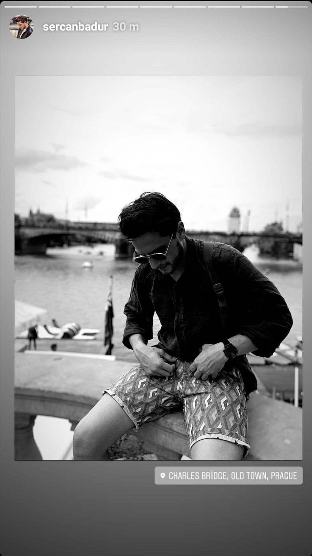 Cyklisti počas poslednej etapy TdF prechádzajú okolo pyramídy v parížskom Louvri, v strede tohtoročný víťaz Egan Bernal.