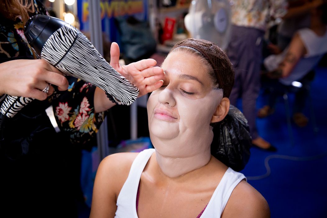Jasmina Alagič v maskérni. 