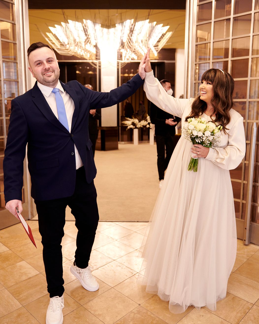 Šťastní mladomanželia.