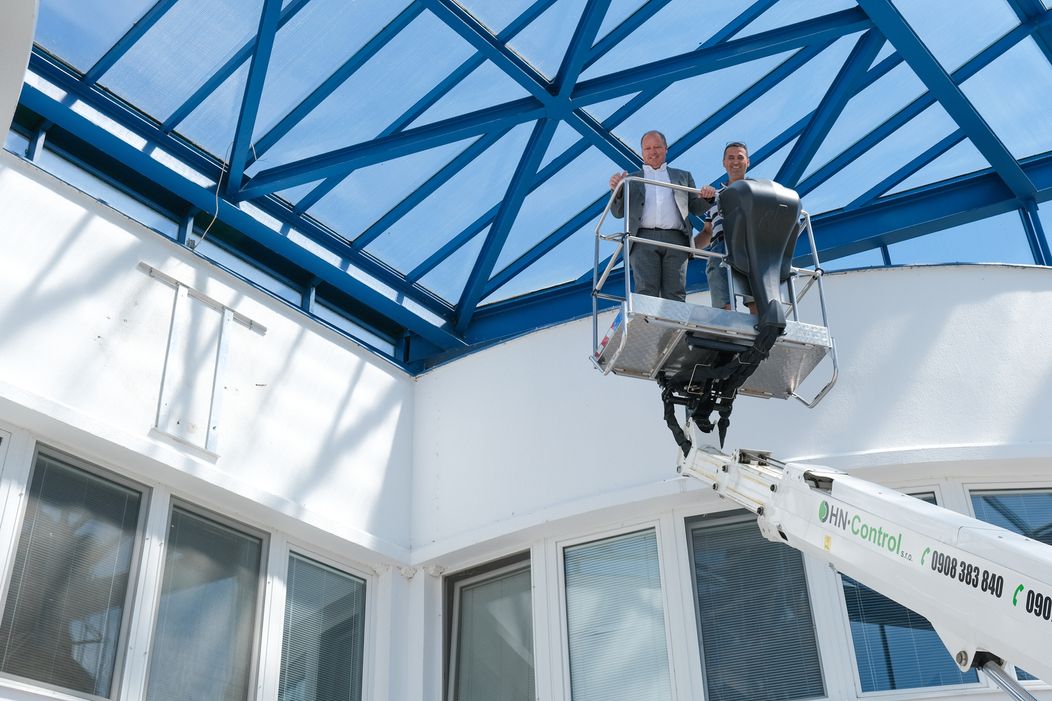 Matthias Settele si obzrel miesto na umiestnenie loga zblízka aj vďaka plošine