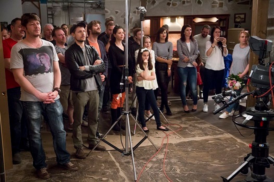Herci a štáb s napätím sledovali finálnu scénu