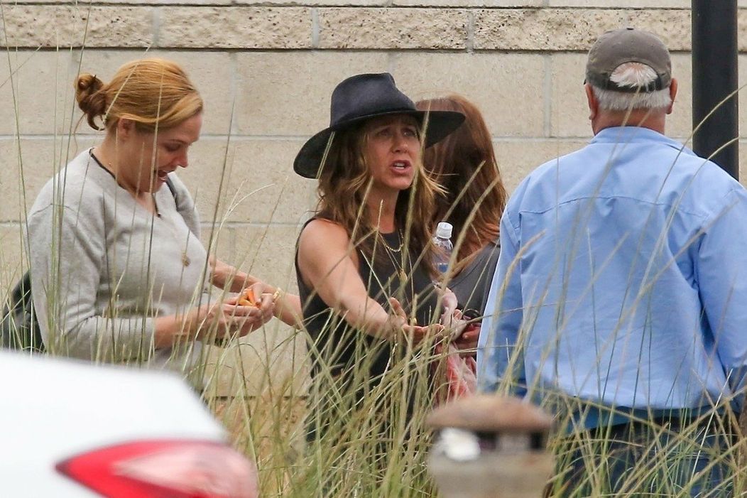 Na snímke veniec a sviečky pred domom, kde sa odohrala tragédia (rok 2012)