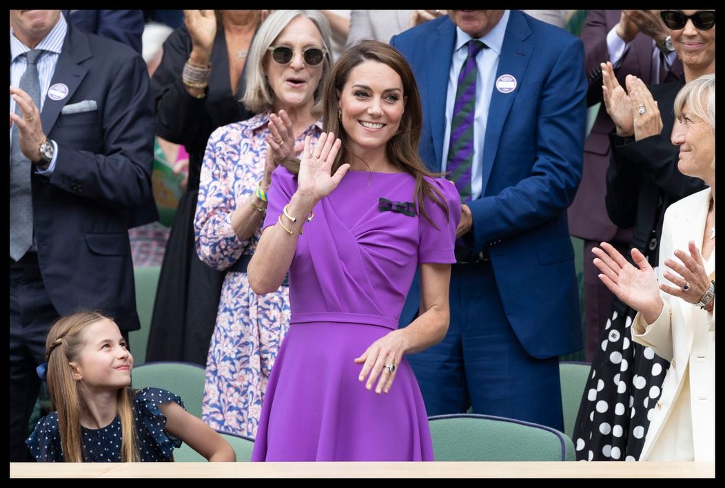 Princezná Charlotte s obdivom pozerá na mamu