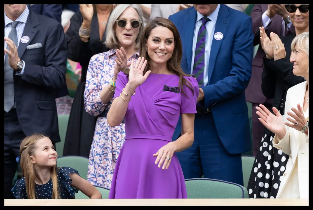 Princezná Charlotte s obdivom pozerá na mamu