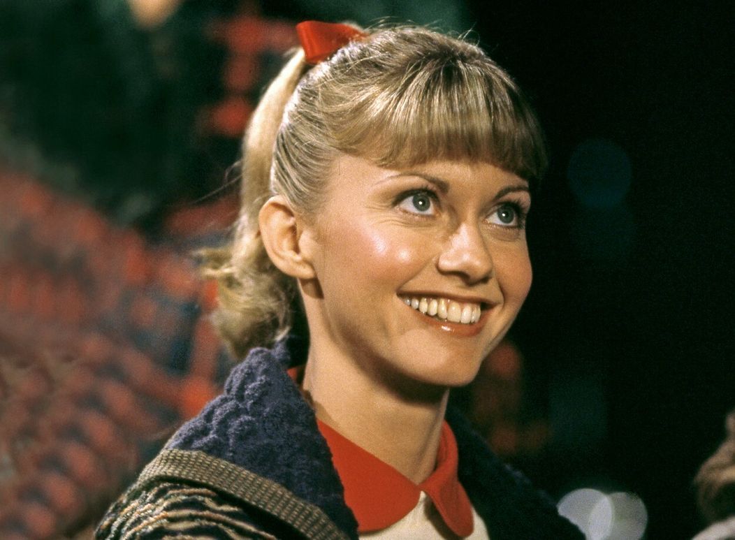 Olivia v úlohe Sandy vo filme Pomáda