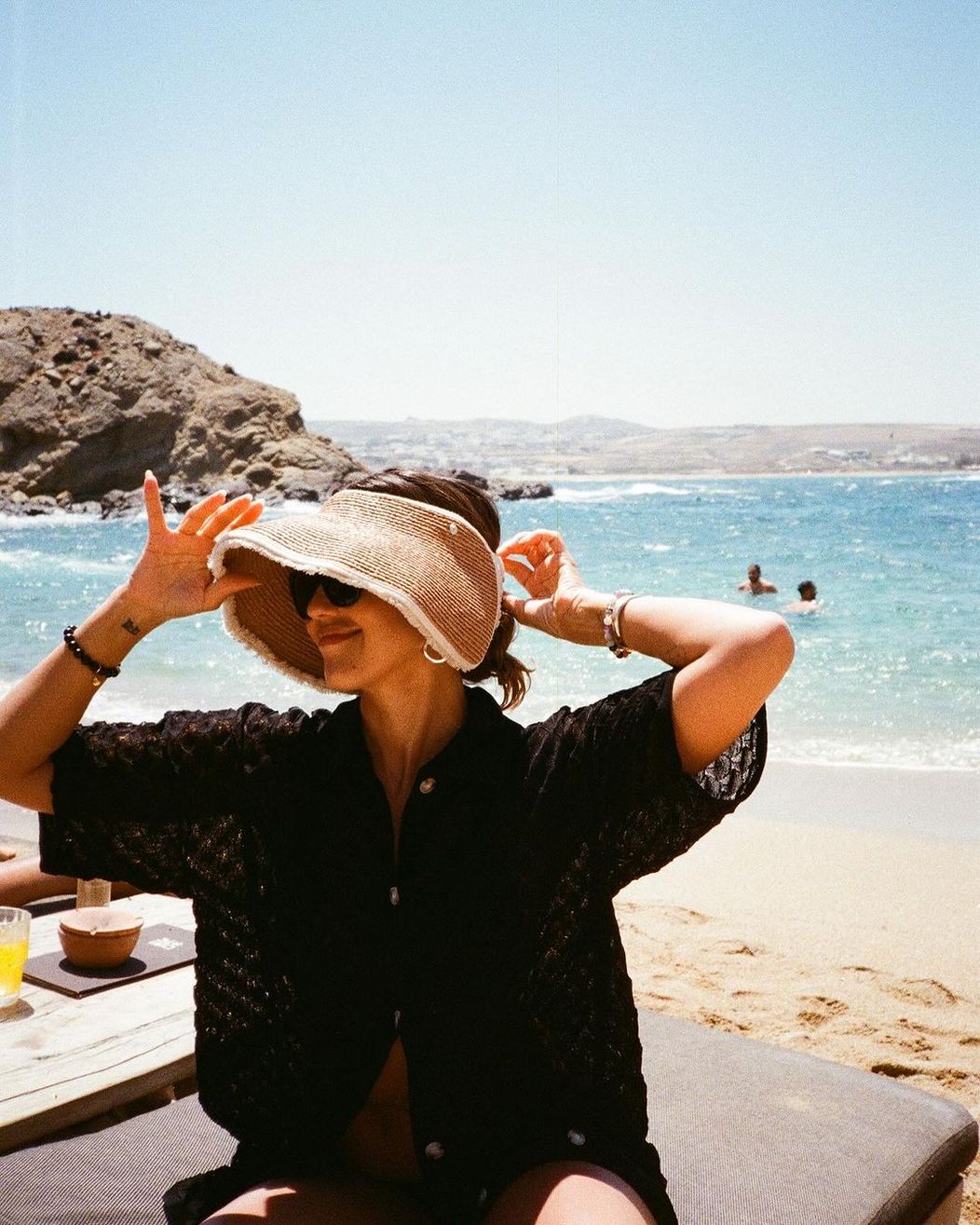 Jesicca Alba s rodinou oddychovala na Mykonose a zverejnila niekoľko snímok v bikinách.