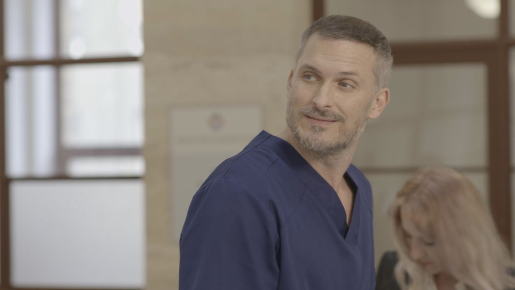 Adela náhle skolabuje.