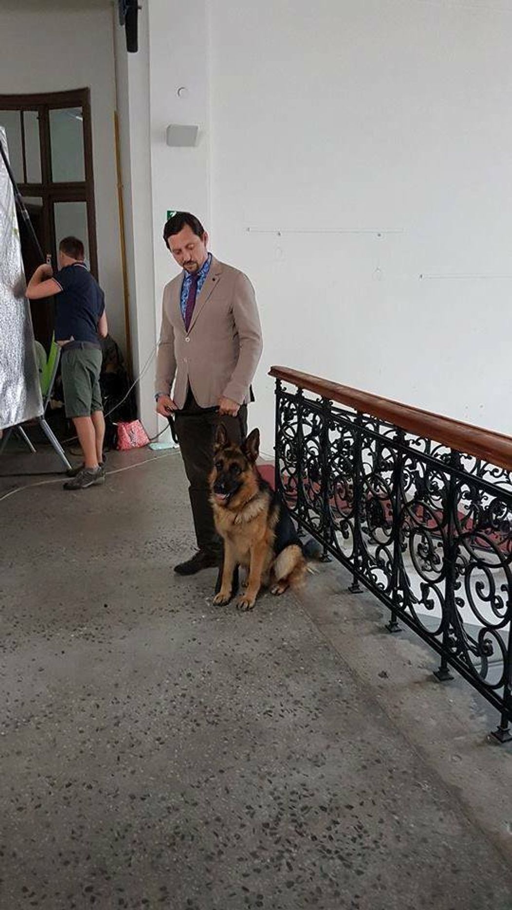 Juraj Bača s Jánom Jackuliakom po scéne s výbuchom bomby, ktorá sa odohrala v budove Uniq na Staromestskej ulici v Bratislave.