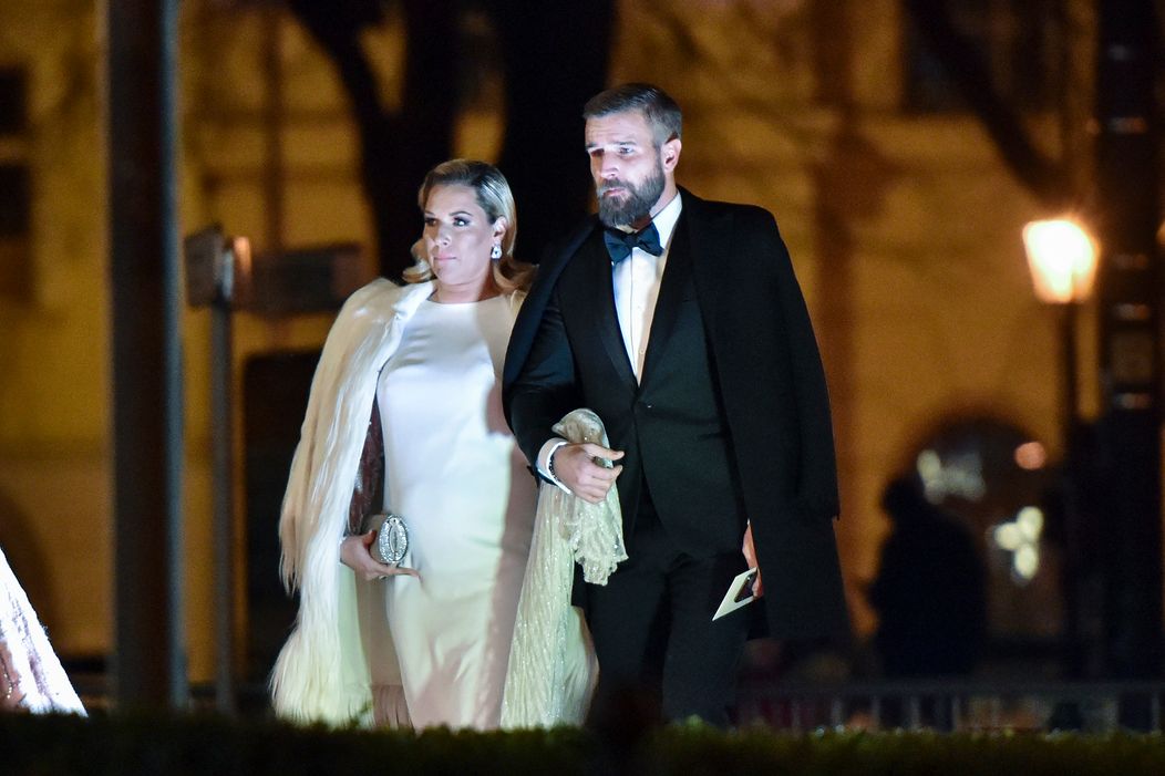 Hokejista Marián Hossa prichádza s manželkou Jankou.