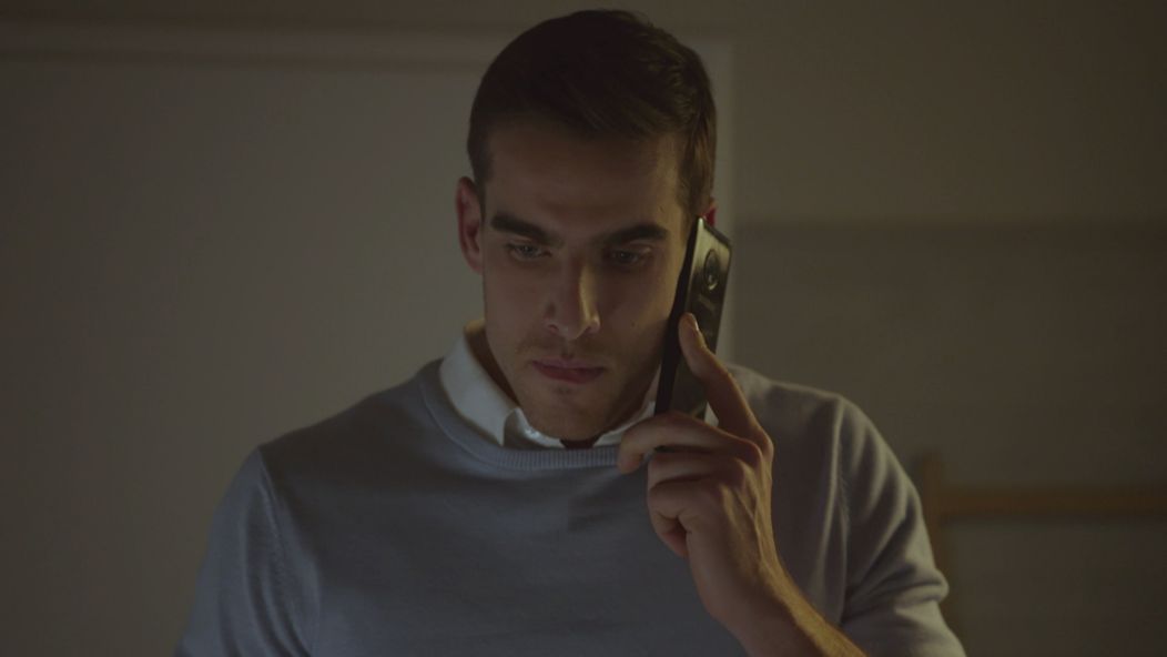 Martin (Adam Baryd) telefonuje s Luciou
