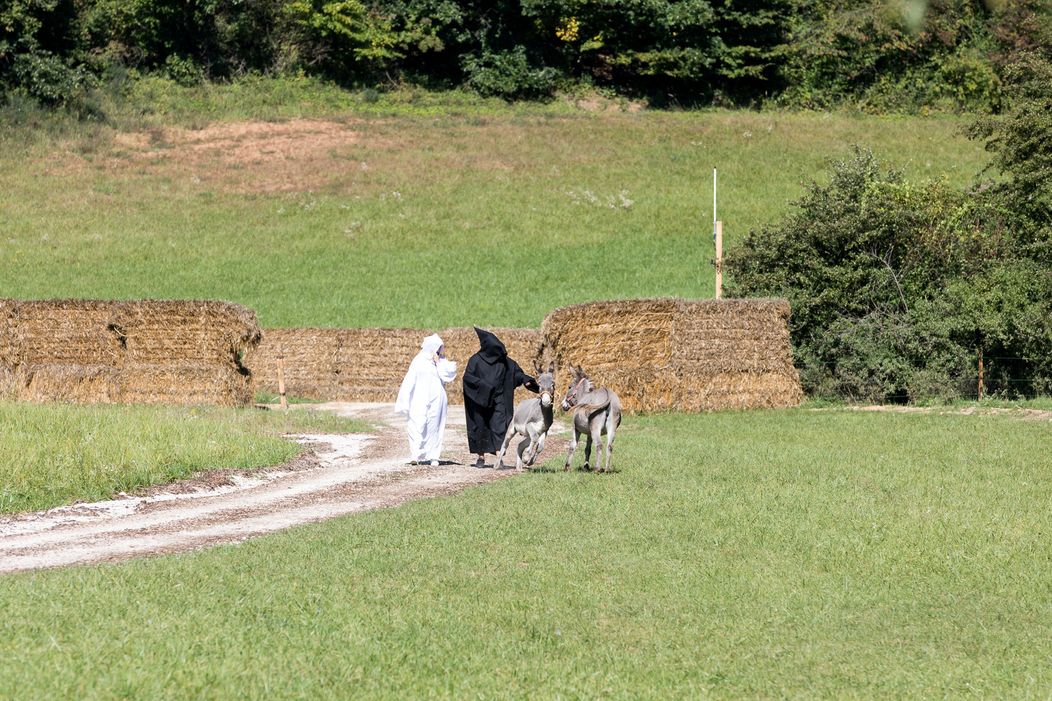 Na Farmu prišli dve zamaskované osoby