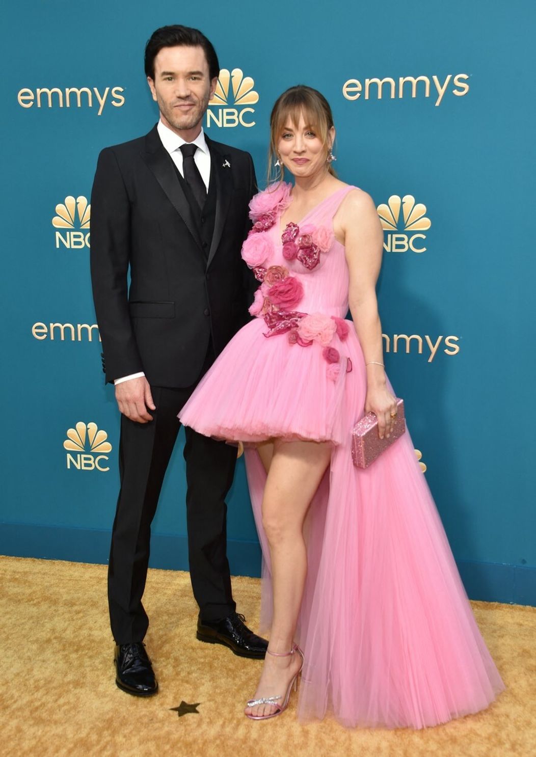 Kaley Cuoco a Tom Pelphrey.