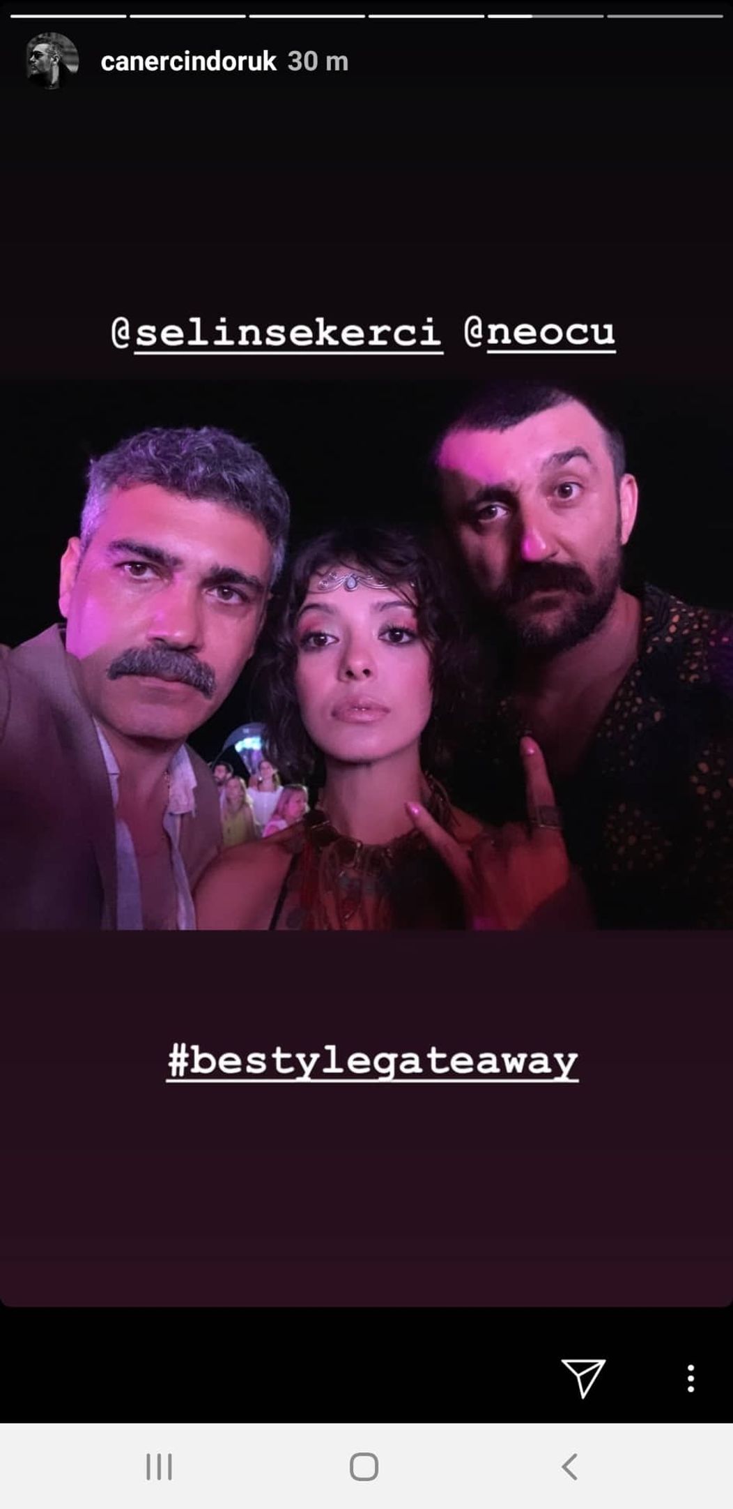 Caner Cindoruk s novým imidžom s priateľkou a hereckým kolegom