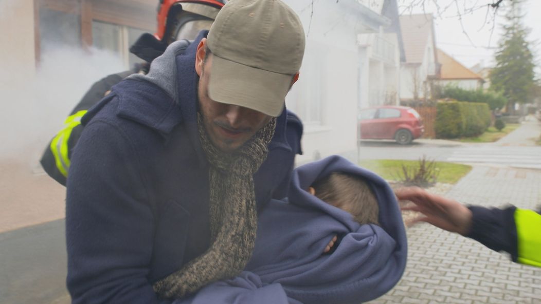 Adam zachránil deti z horiaceho domu.