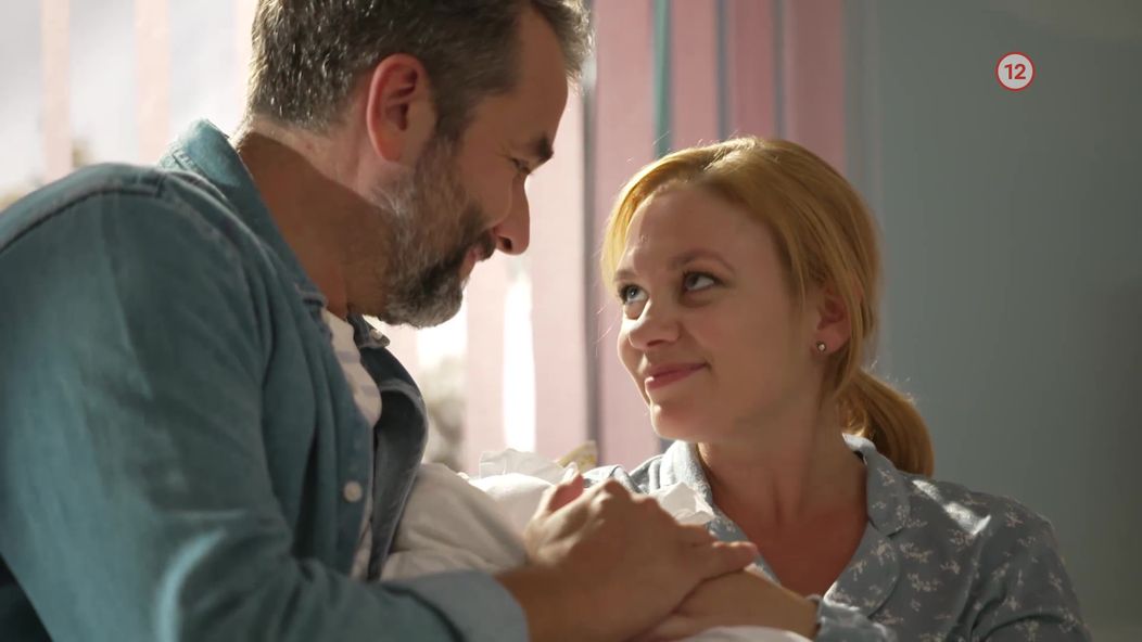 Edo a Beáta ukázali bábätko