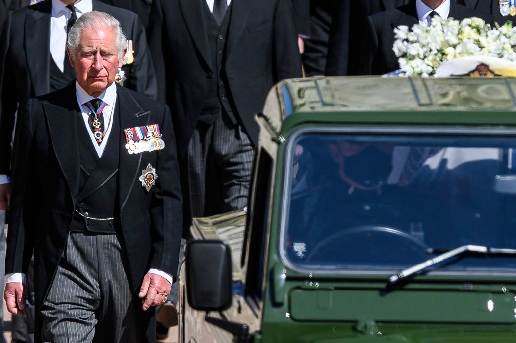 Princ Charles odprevádza svojho otca na poslednej ceste