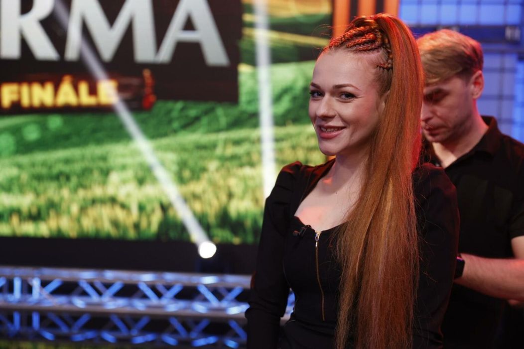 Simone pripínajú mikrofón
