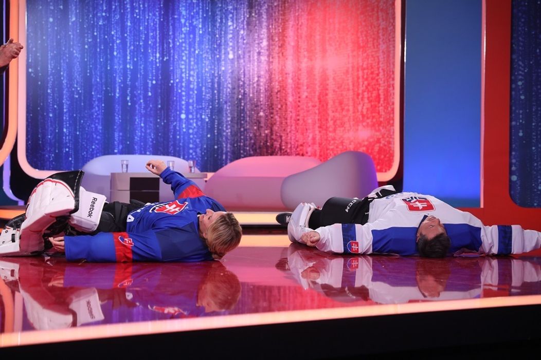 Zľava Mohamed Salah a Roberto Firmino z Liverpoolu oslavujú gól proti Tottenhamu.