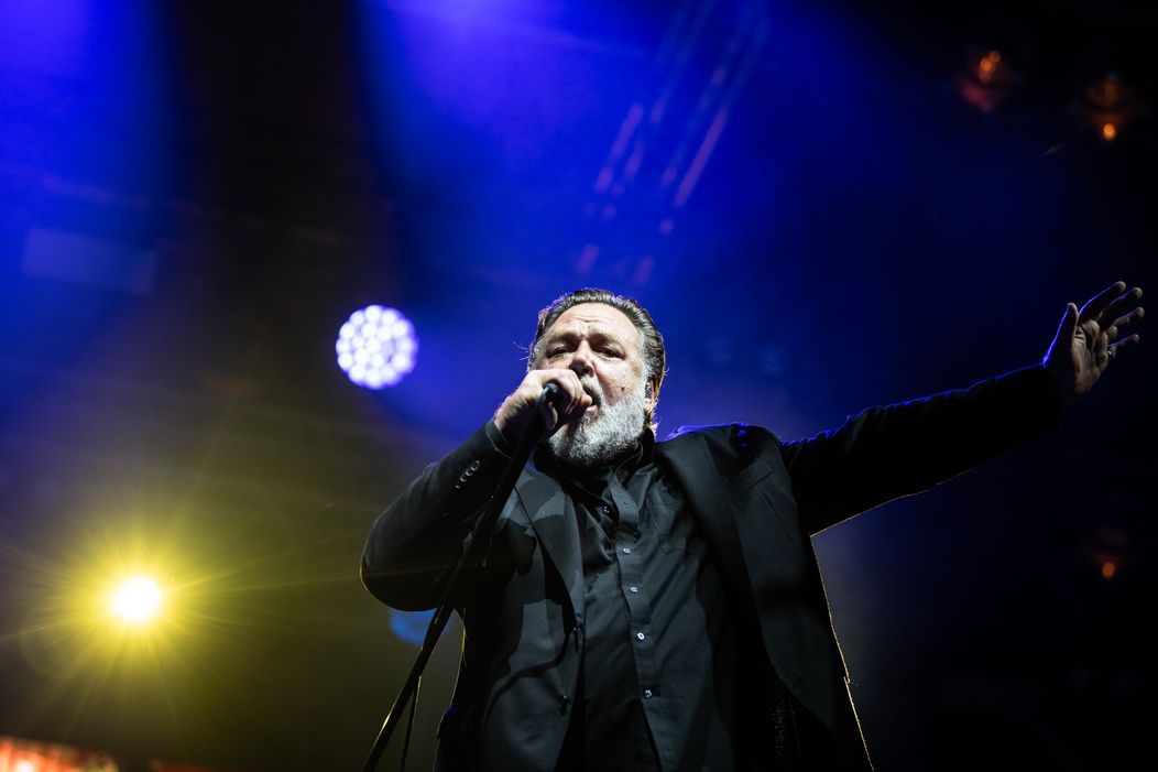 Koncert Russella Croewa s jeho kapelou Indoor Garden Party