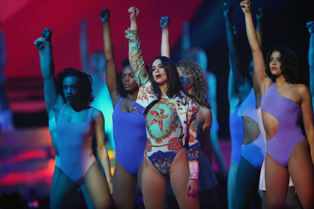 Dua Lipa zaspievala hit New Rules na Brit Awards 2018