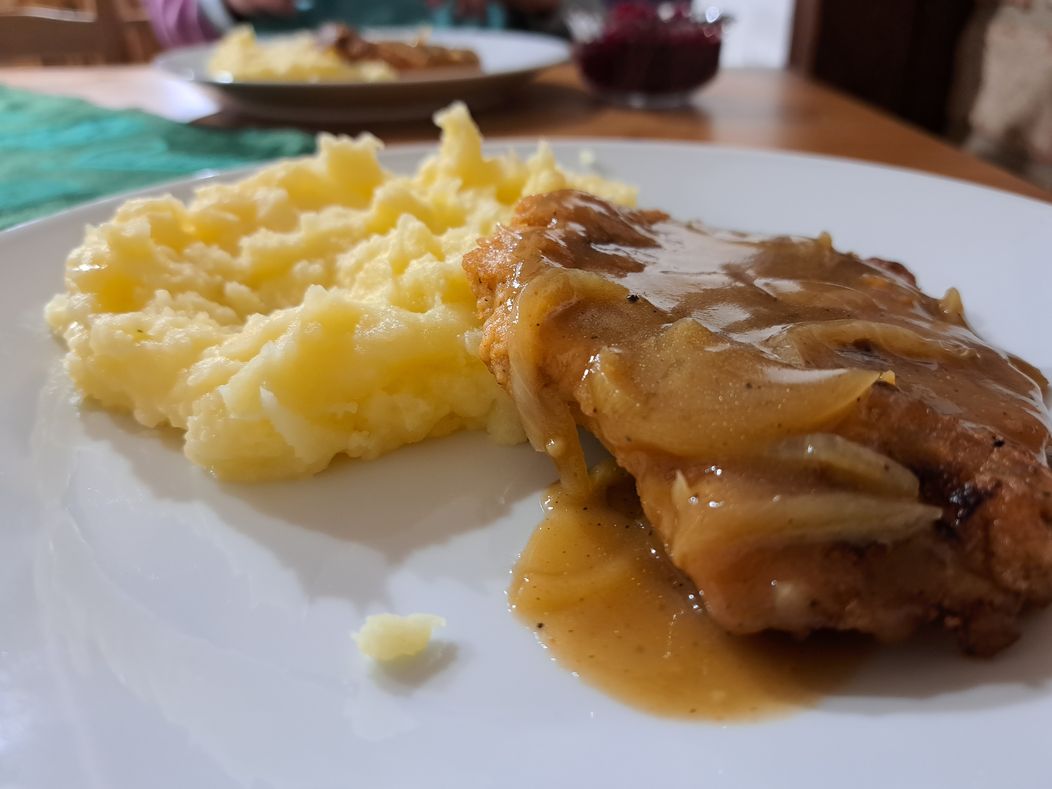 Obrátený rezeň so zemiakovou kašou