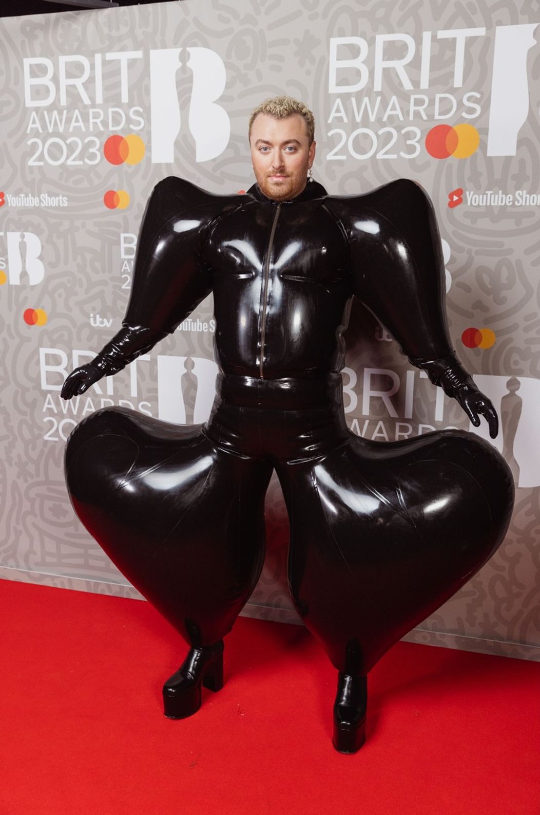 Sam Smith na BRITs 2023