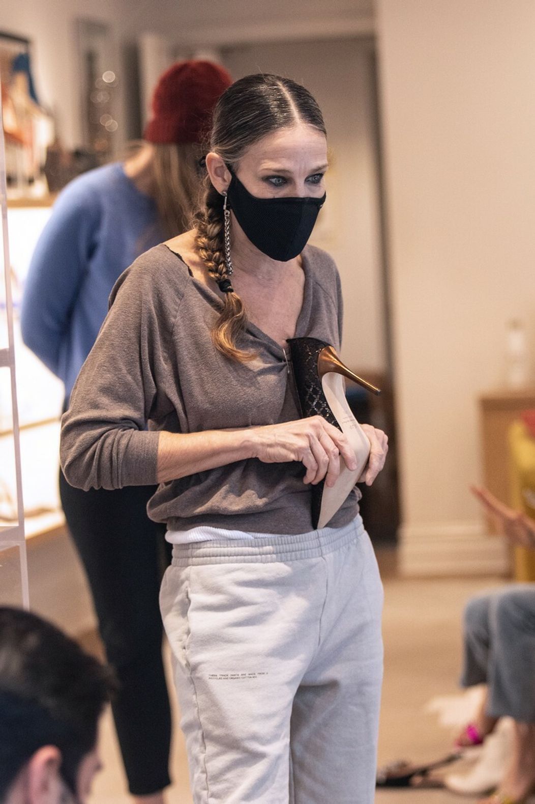 Sarah Jessica Parker obsluhuje vo svojom obchode.