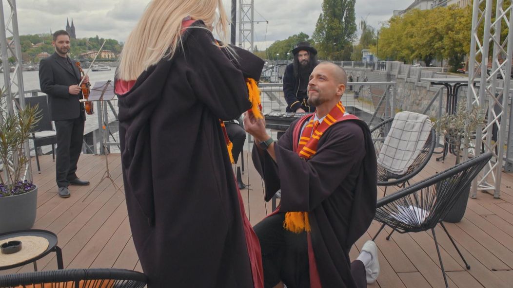 Kristian požiadal priateľku Sajku o ruku.