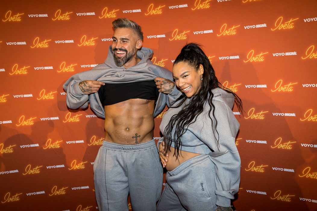 Josef Kůrka a Angie Mangombe prišli na premiéru Ivety v teplákoch