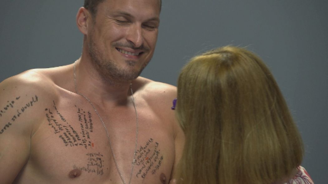 Adam sa pred skúšajúcou musel vyzliecť.