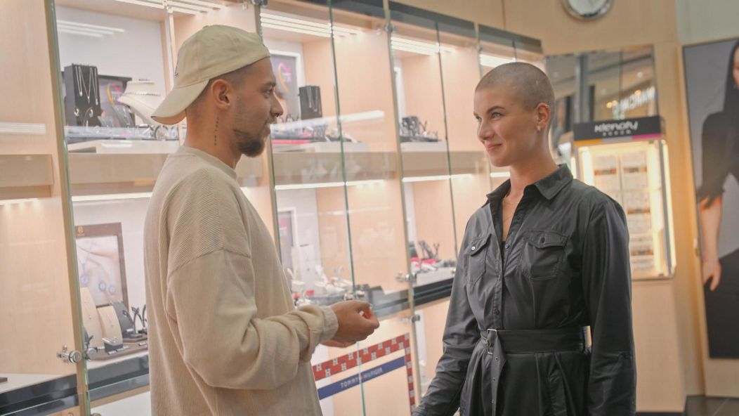 Kristian vyberá so Žanet snubný prsteň pre priateľku.