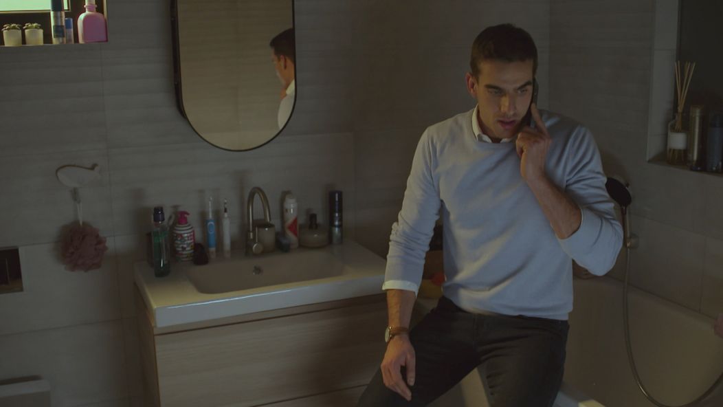 Martin (Adam Baryd) telefonuje s Luciou