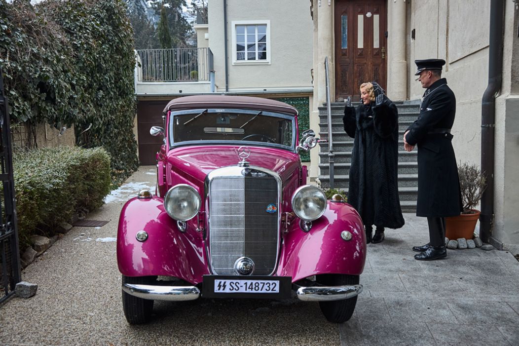 Helga dostala od Waltera ružový Mercedes.