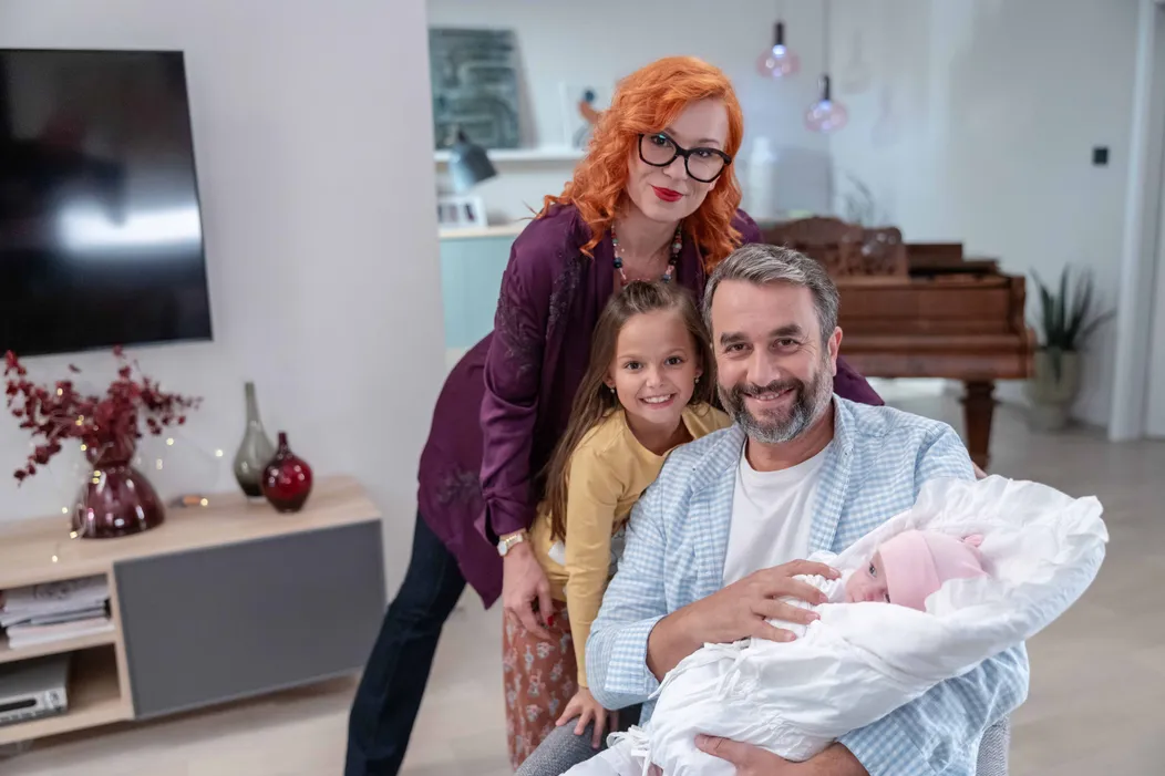 Helena Krajčiová, Larisa Mižigar a Vladimír Kobielsky v seriáli Mama na prenájom