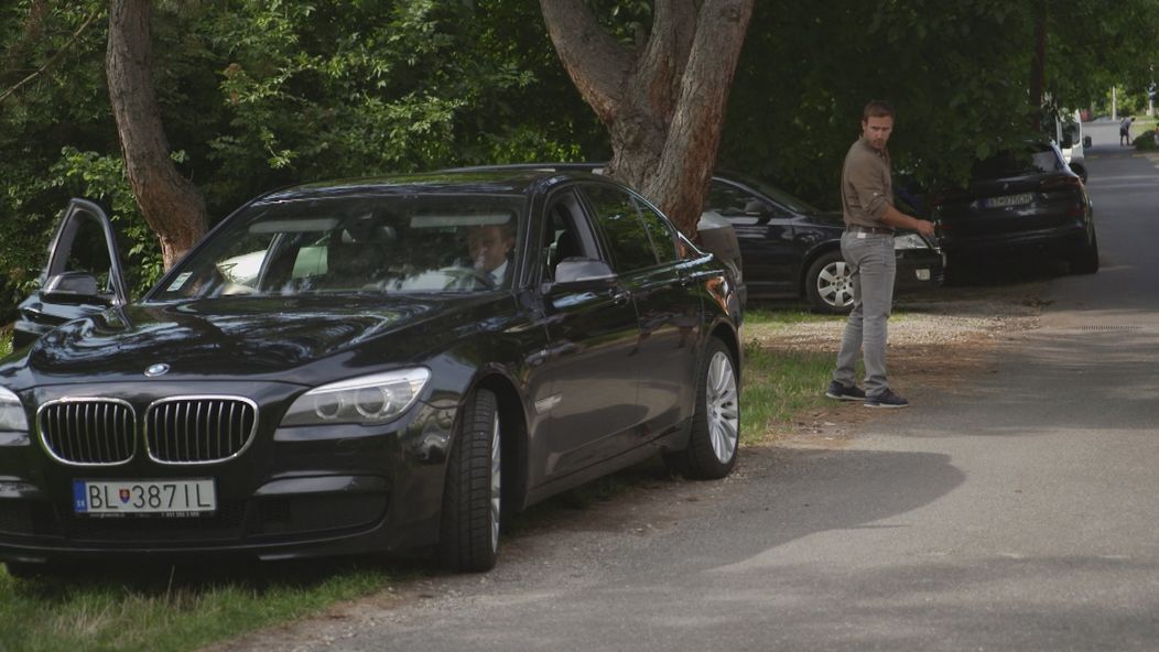 Tomášovi je čierne auto povedomé.