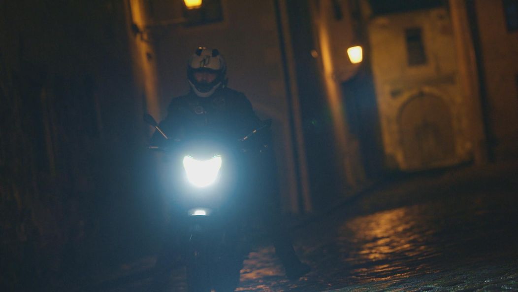 Radosť z perfektnej oslavy Adamových (Kamil Mikulčík) narodenín vystriedal strach.