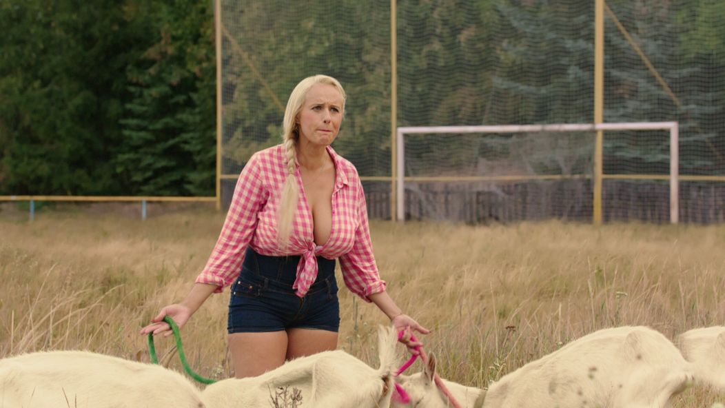 Táto slečna pasie na futbalovom štadióne kozy