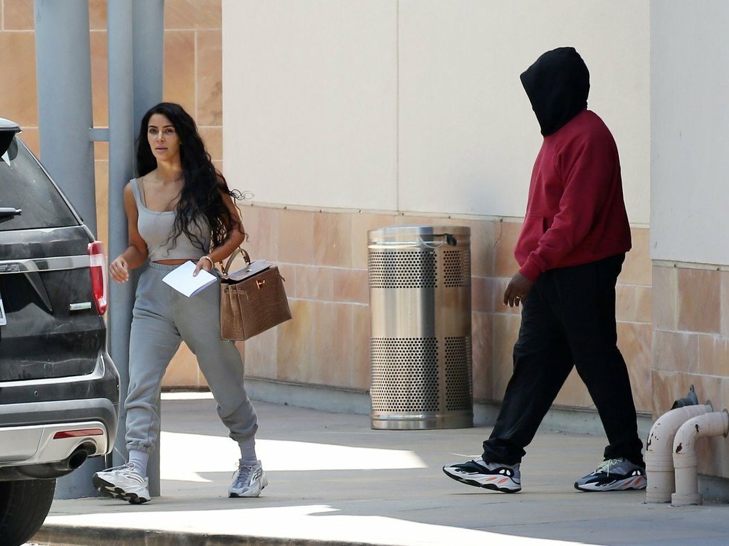 Kim Kardashian a Kanye West na odchode z nemocnice. 